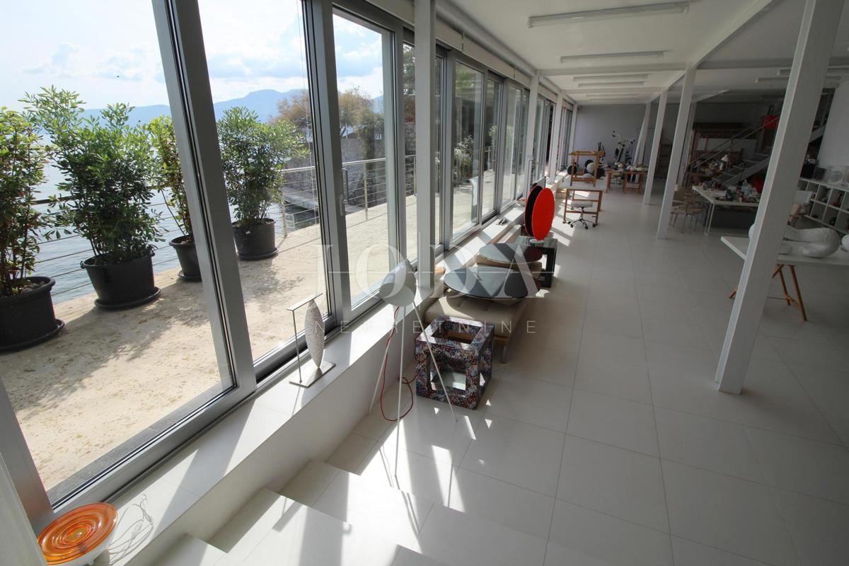 Impresivna villa na moru! Sinergija prostora, čovjeka i mora!