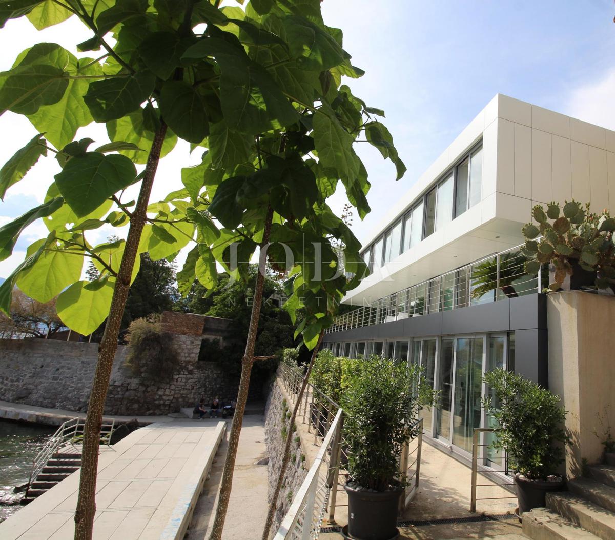 Impresivna villa na moru! Sinergija prostora, čovjeka i mora!