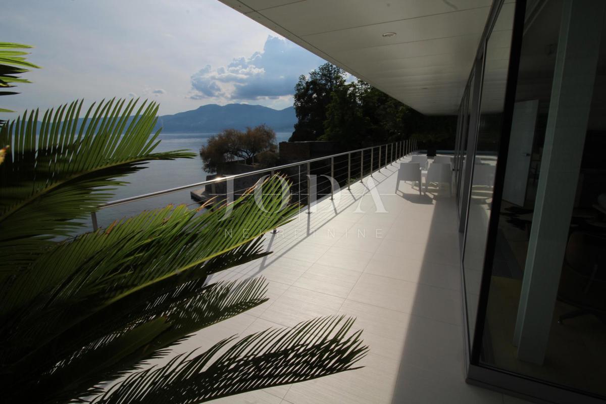 Impresivna villa na moru! Sinergija prostora, čovjeka i mora!