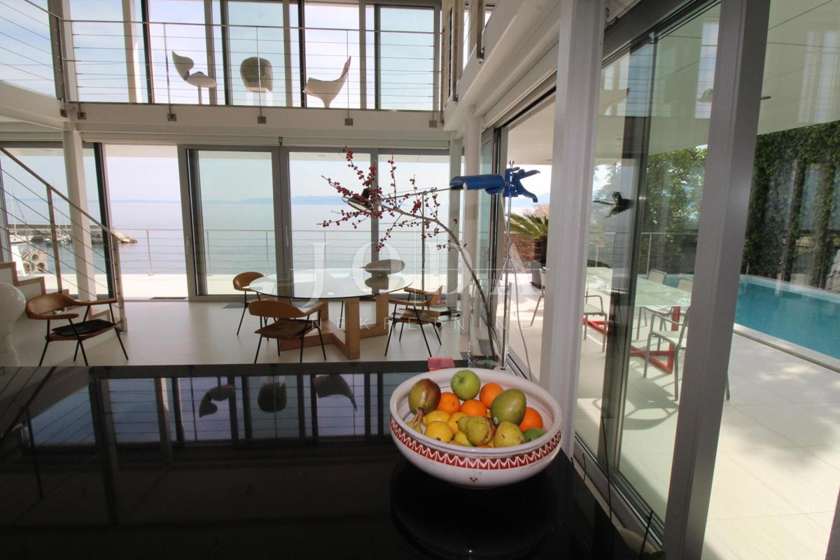 Impresivna villa na moru! Sinergija prostora, čovjeka i mora!