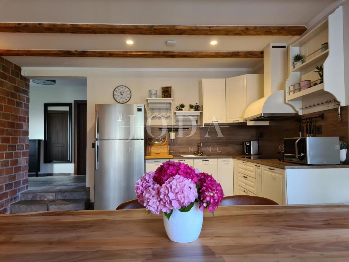 Samostojna vila z bazenom na mirni lokaciji