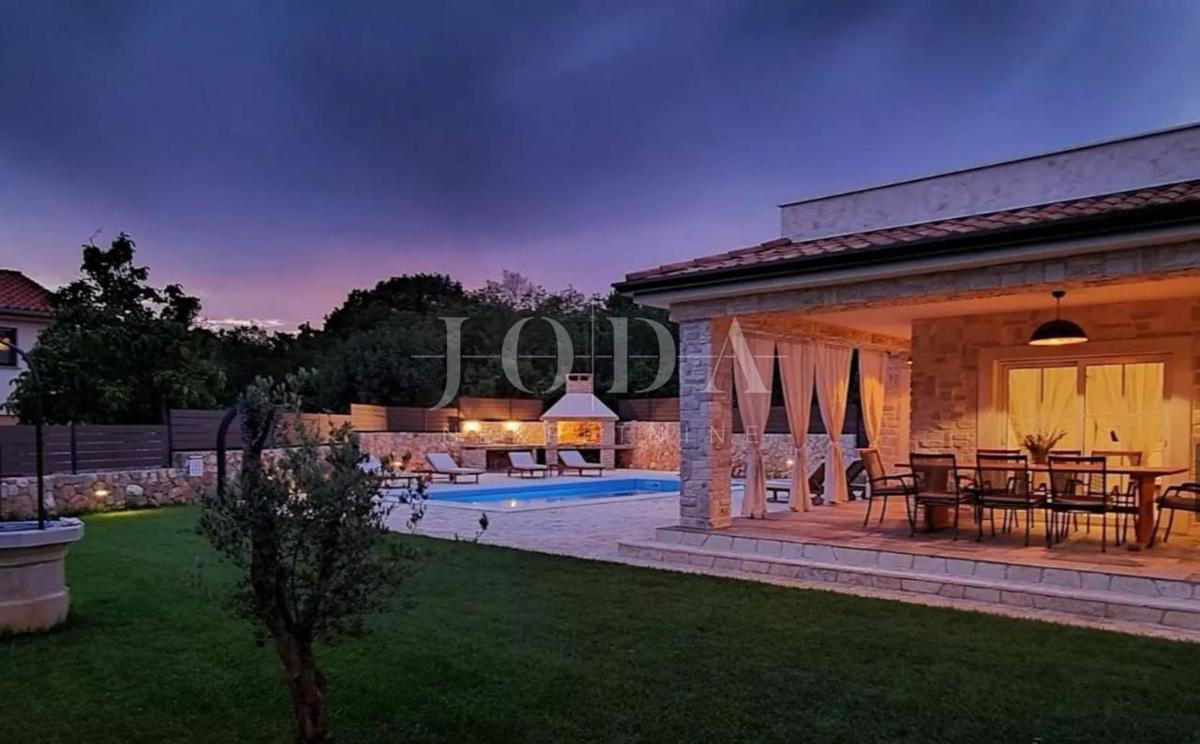 Samostojna vila z bazenom na mirni lokaciji