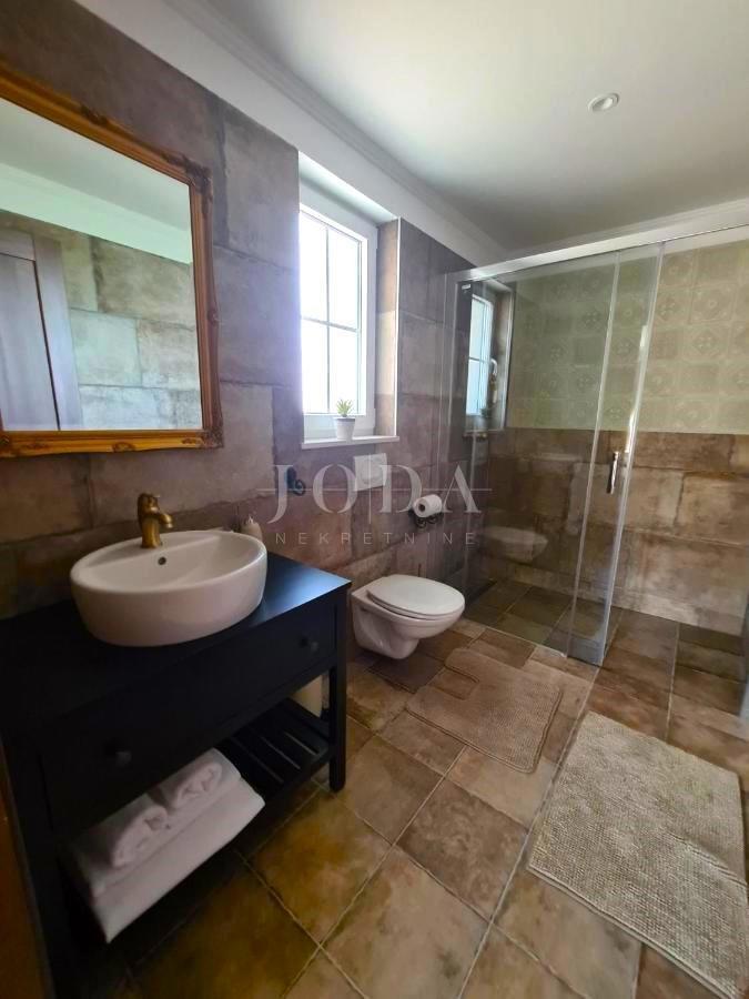 Samostojna vila z bazenom na mirni lokaciji