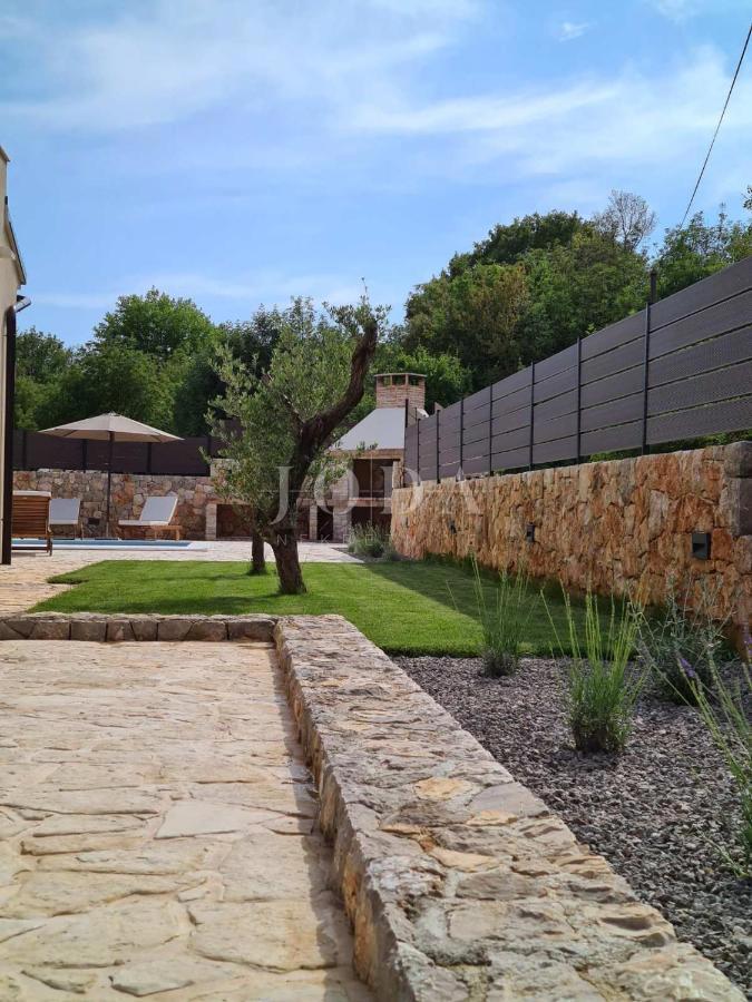 Samostojna vila z bazenom na mirni lokaciji