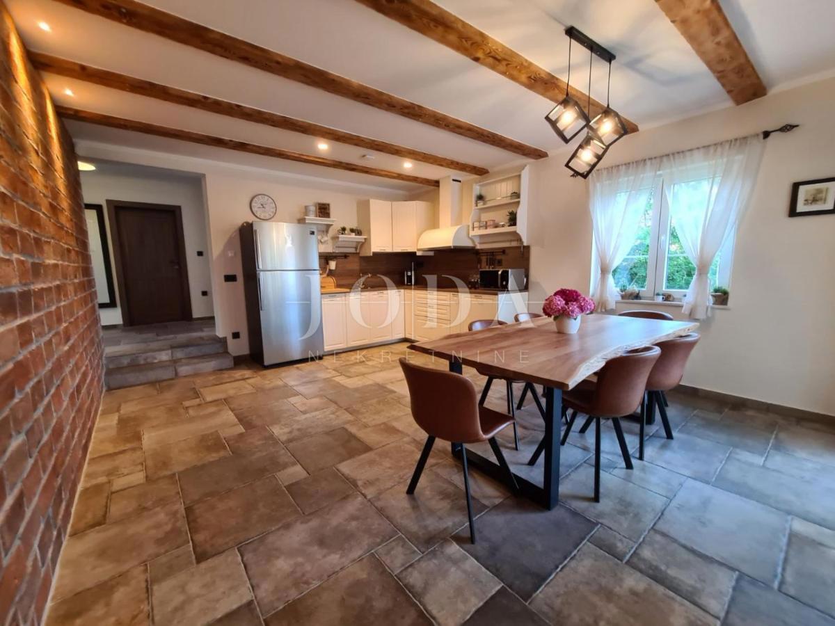 Samostojna vila z bazenom na mirni lokaciji