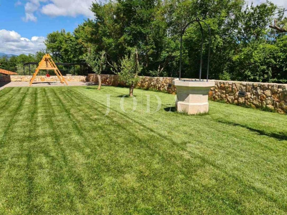 Samostojna vila z bazenom na mirni lokaciji