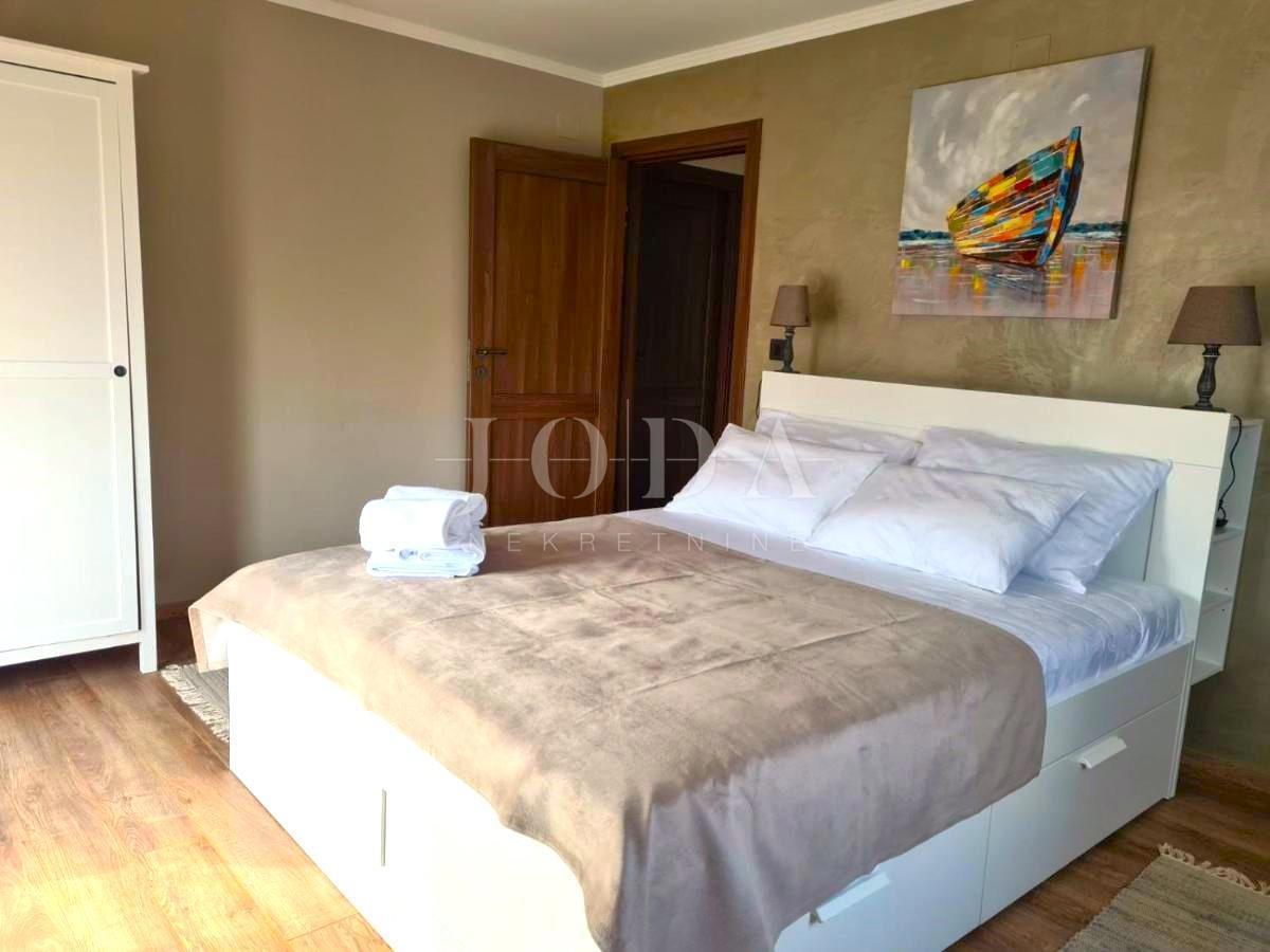 Samostojna vila z bazenom na mirni lokaciji