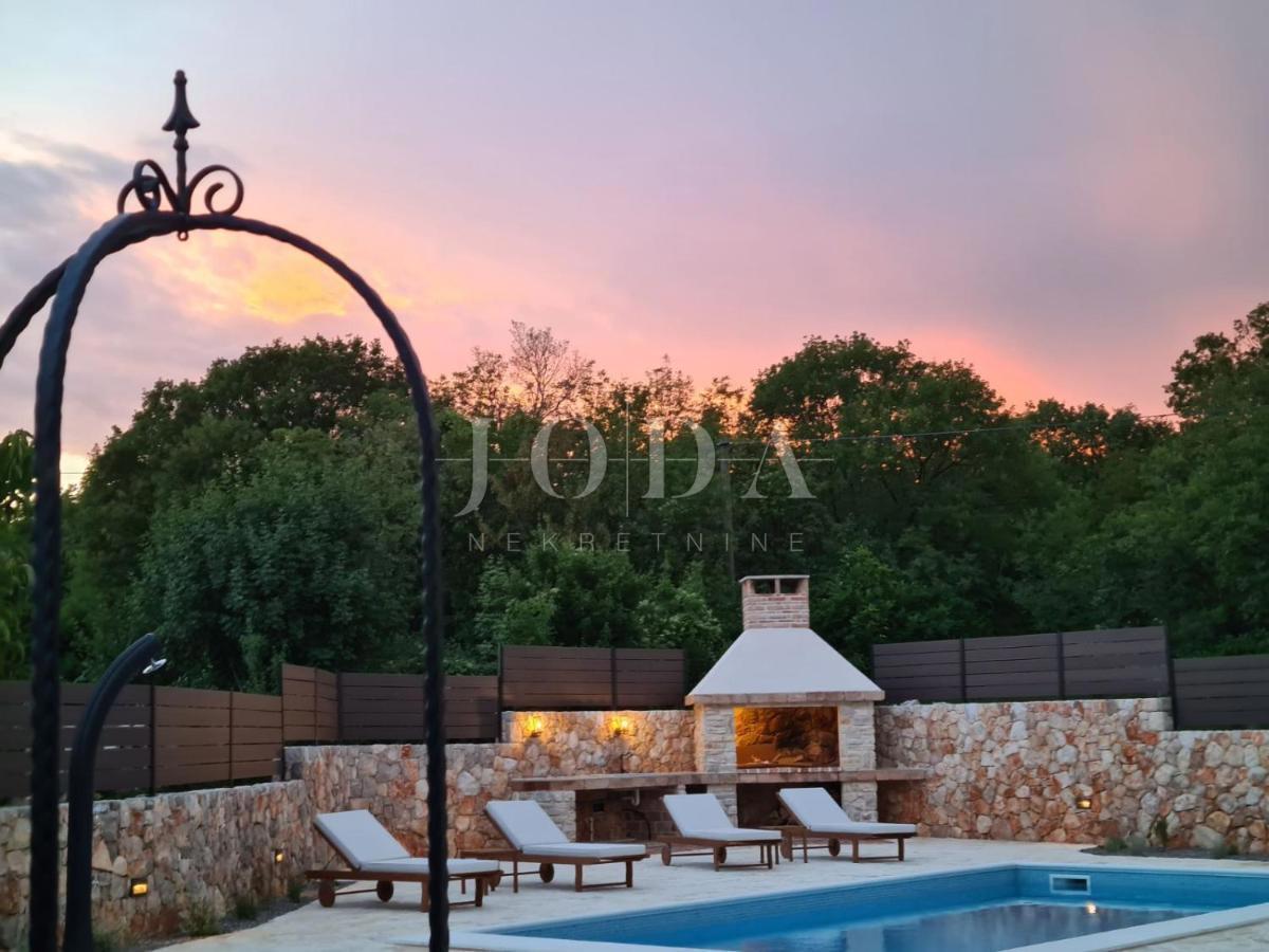 Samostojna vila z bazenom na mirni lokaciji
