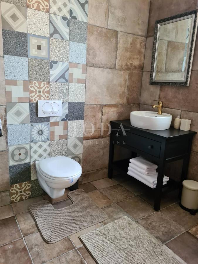 Samostojna vila z bazenom na mirni lokaciji