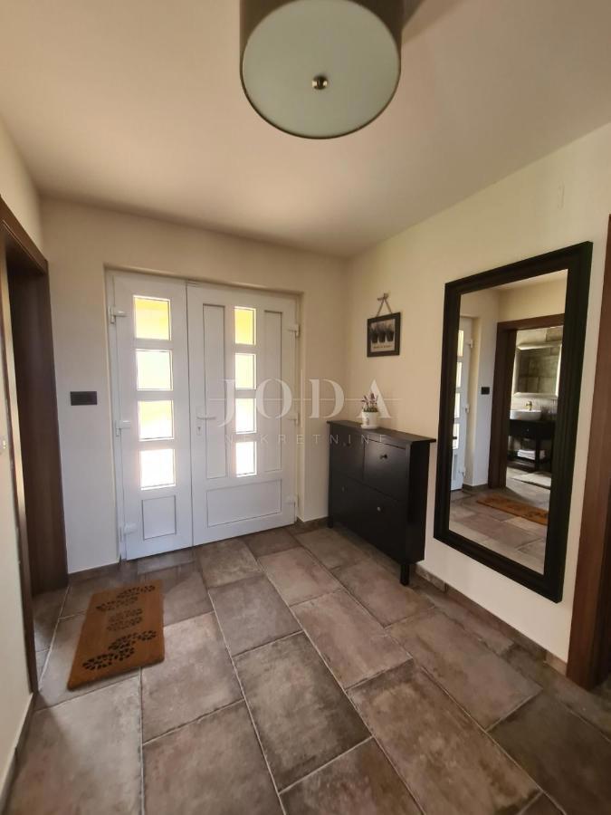 Samostojna vila z bazenom na mirni lokaciji