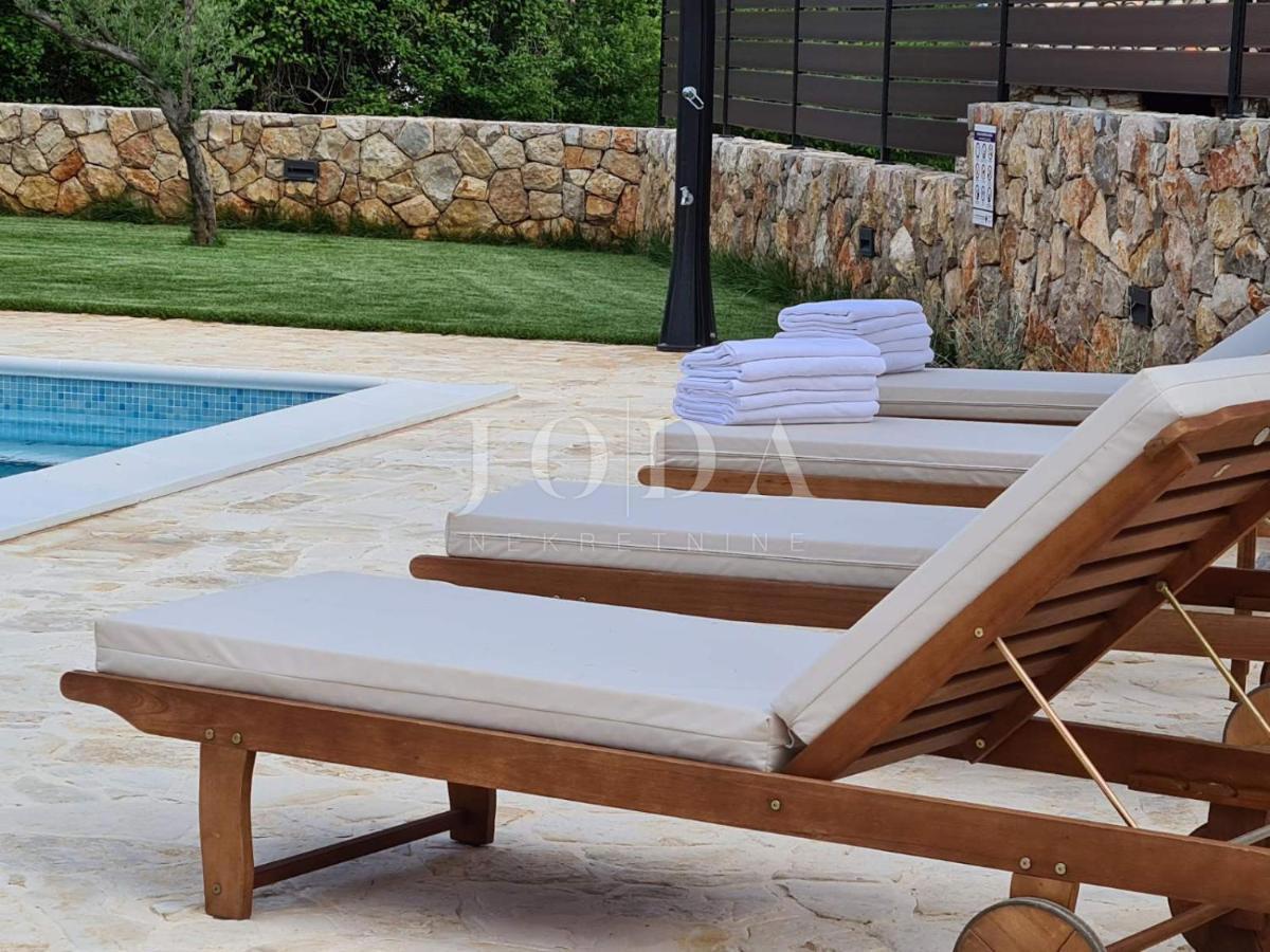 Samostojna vila z bazenom na mirni lokaciji