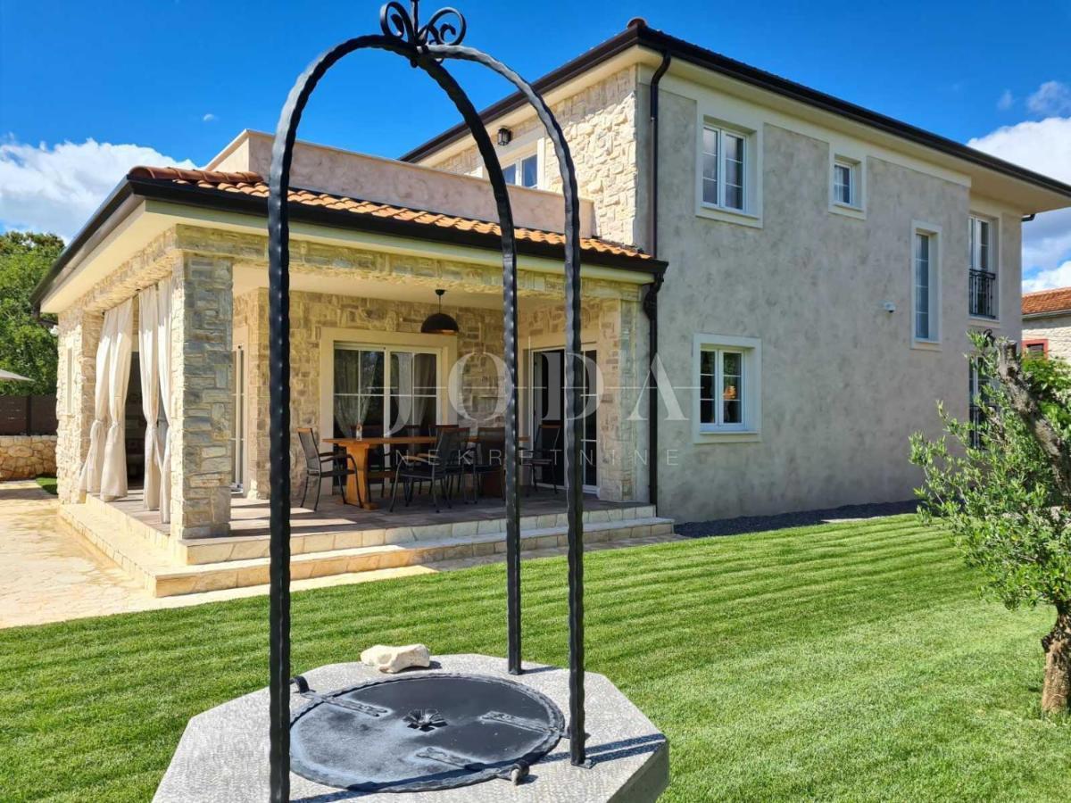 Samostojna vila z bazenom na mirni lokaciji