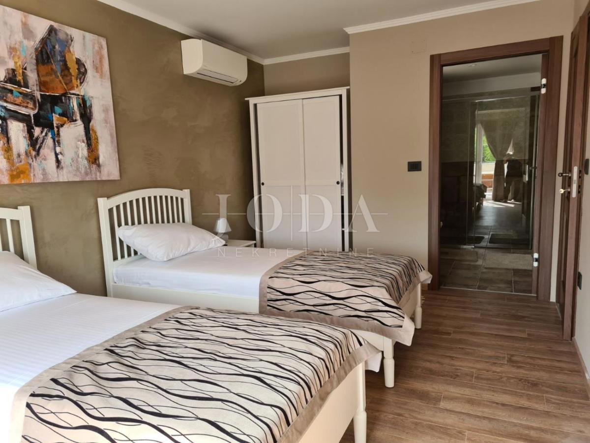 Samostojna vila z bazenom na mirni lokaciji