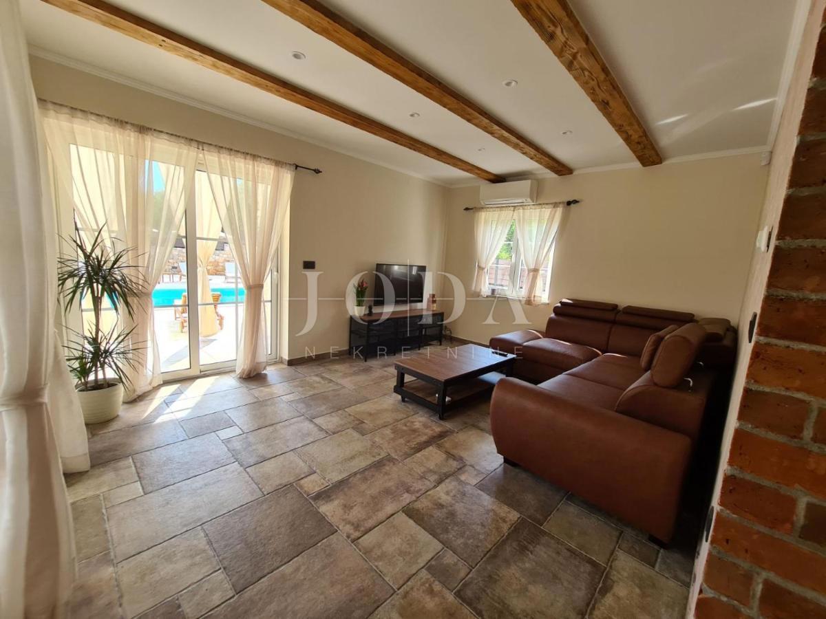 Samostojna vila z bazenom na mirni lokaciji