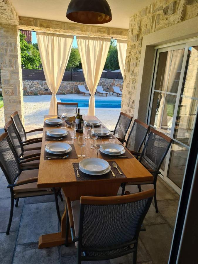 Samostojna vila z bazenom na mirni lokaciji