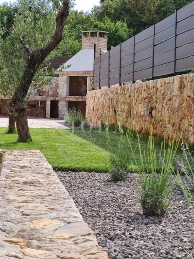 Samostojna vila z bazenom na mirni lokaciji