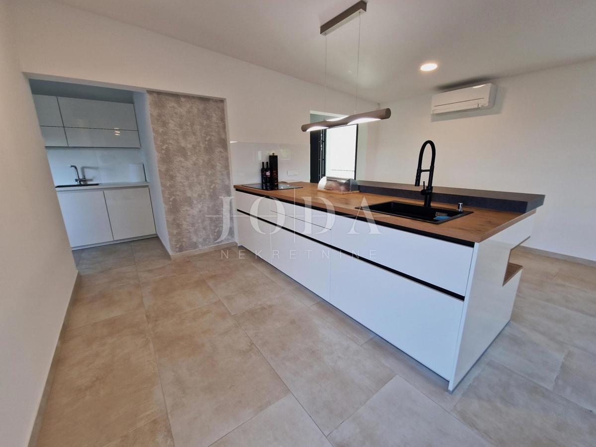 Ekskluziven penthouse z bazenom in fantastičnim pogledom na morje