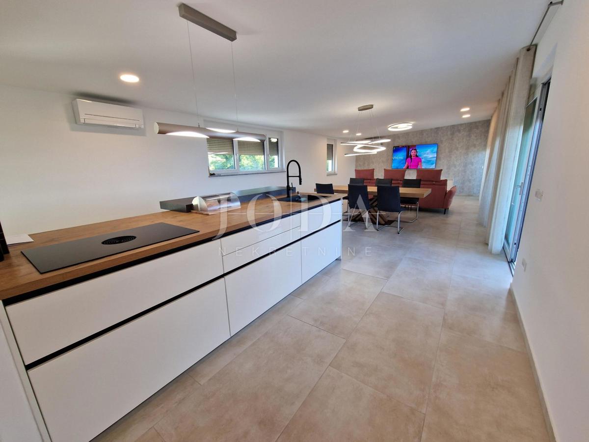 Ekskluziven penthouse z bazenom in fantastičnim pogledom na morje