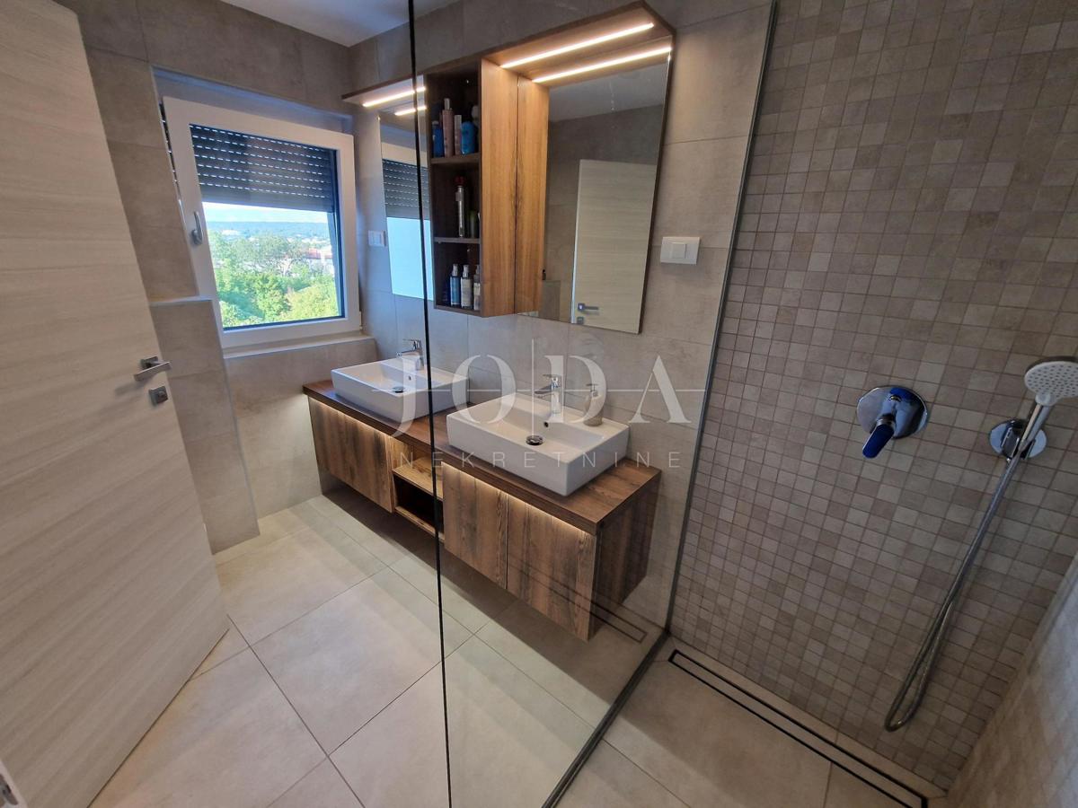 Ekskluziven penthouse z bazenom in fantastičnim pogledom na morje