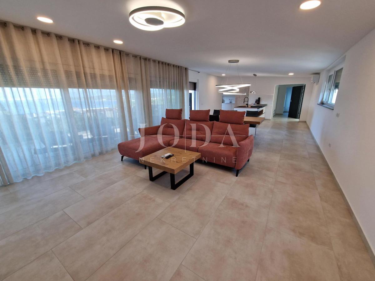 Ekskluziven penthouse z bazenom in fantastičnim pogledom na morje