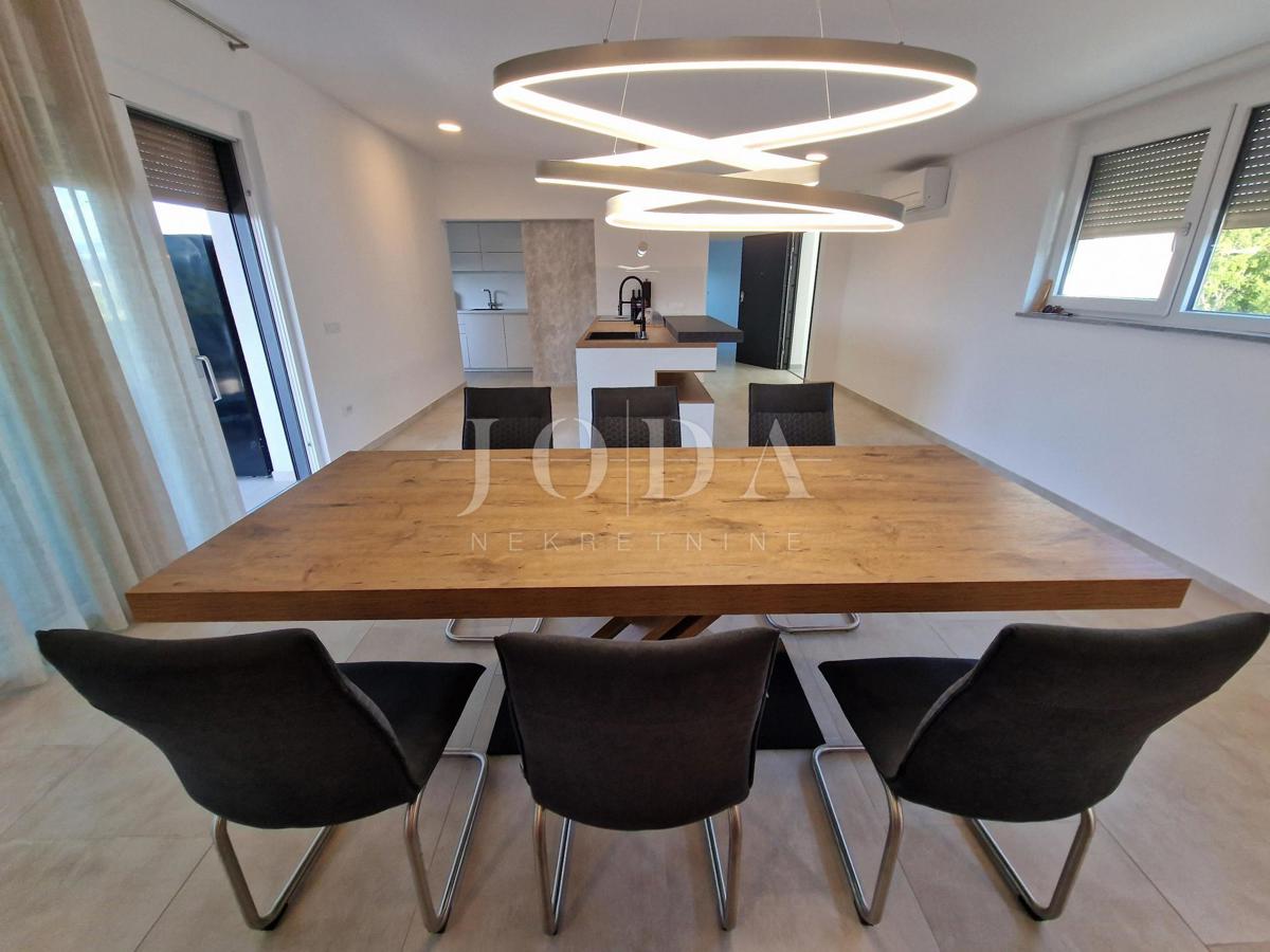 Ekskluziven penthouse z bazenom in fantastičnim pogledom na morje