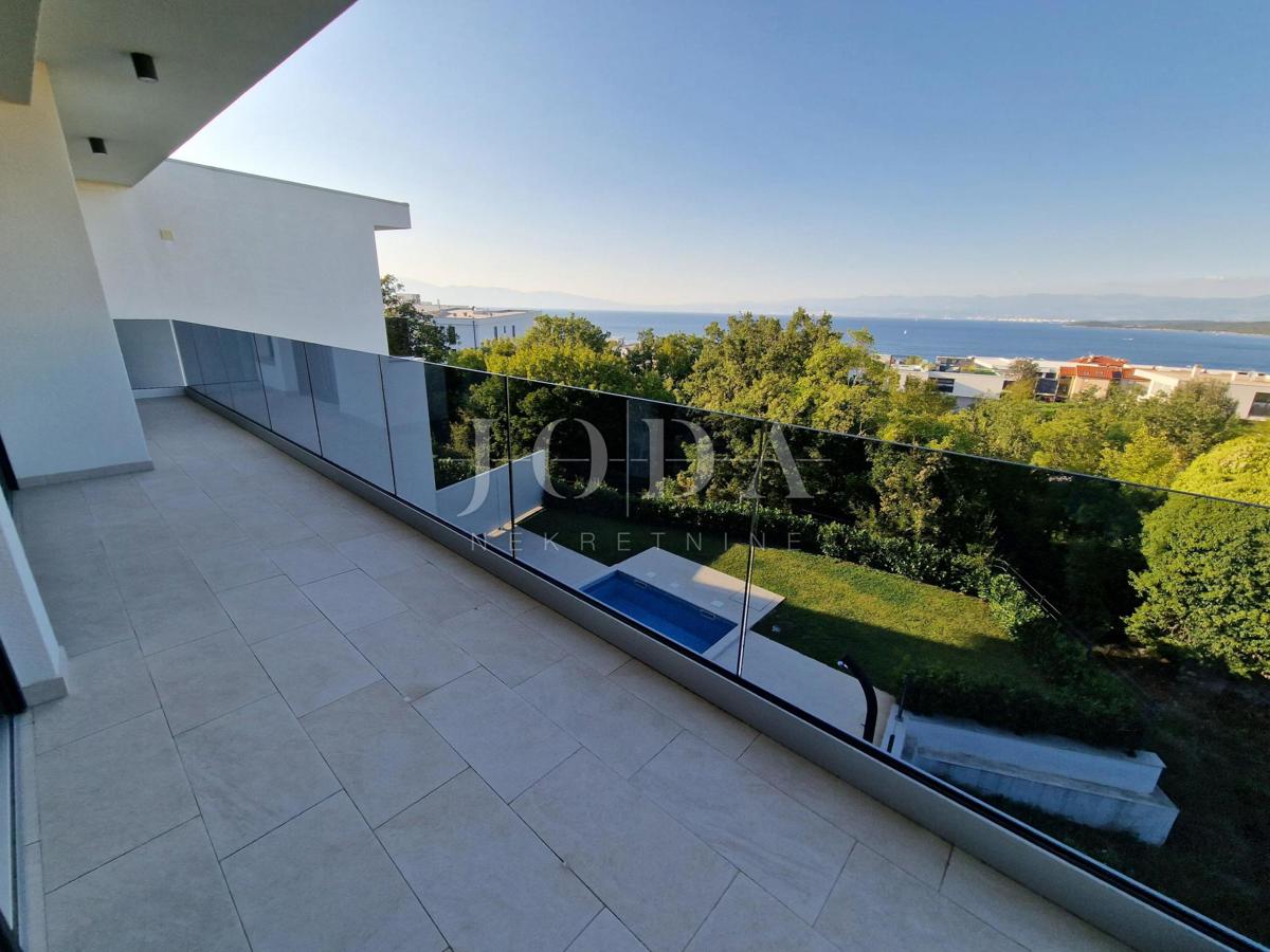 Ekskluziven penthouse z bazenom in fantastičnim pogledom na morje