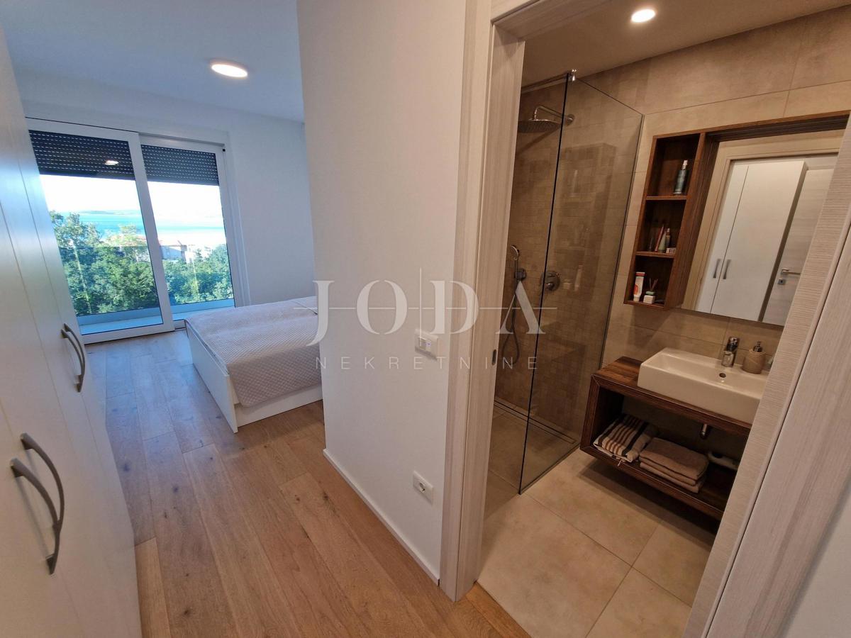 Ekskluziven penthouse z bazenom in fantastičnim pogledom na morje