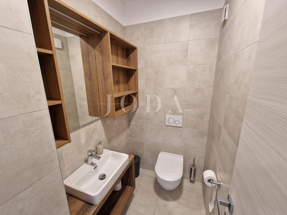 Ekskluziven penthouse z bazenom in fantastičnim pogledom na morje