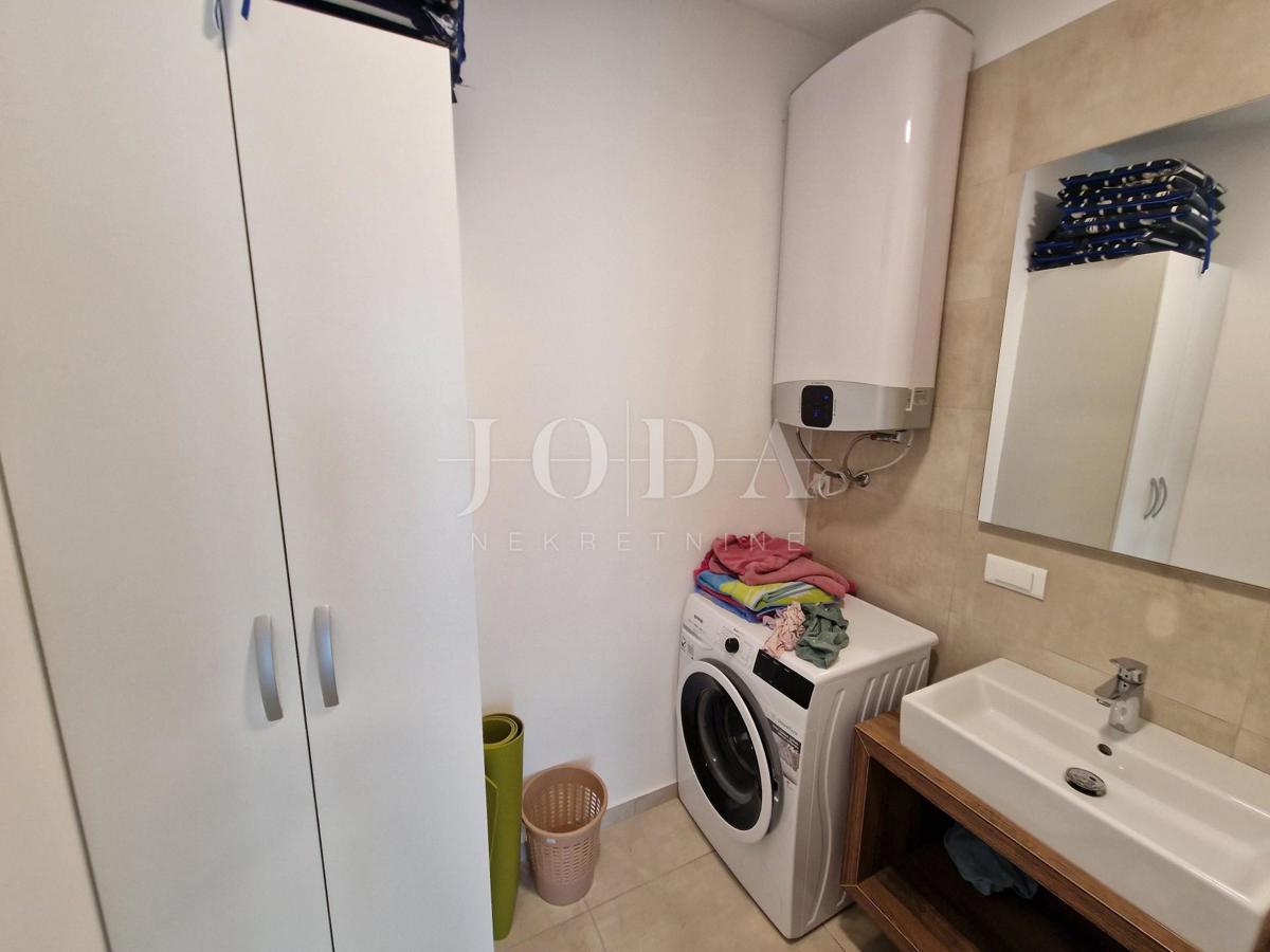 Ekskluziven penthouse z bazenom in fantastičnim pogledom na morje