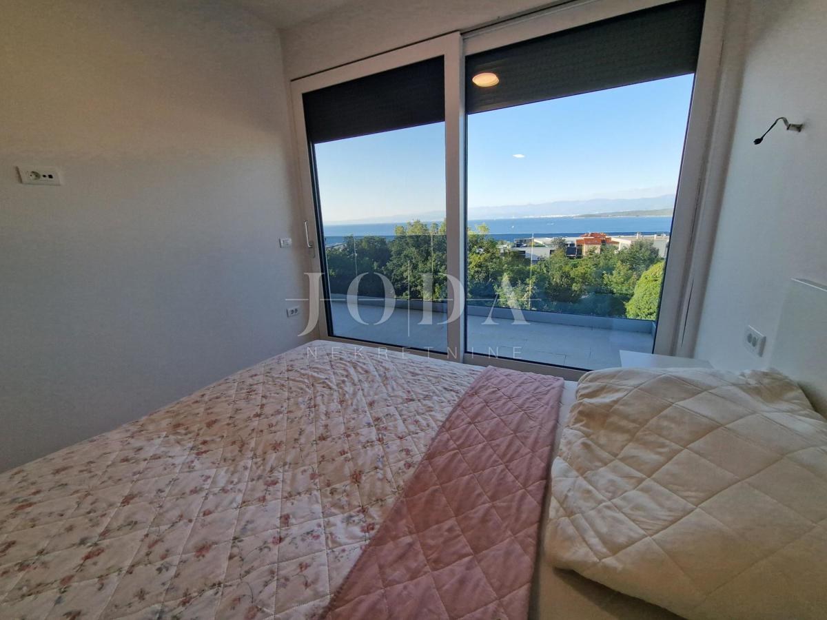 Ekskluziven penthouse z bazenom in fantastičnim pogledom na morje