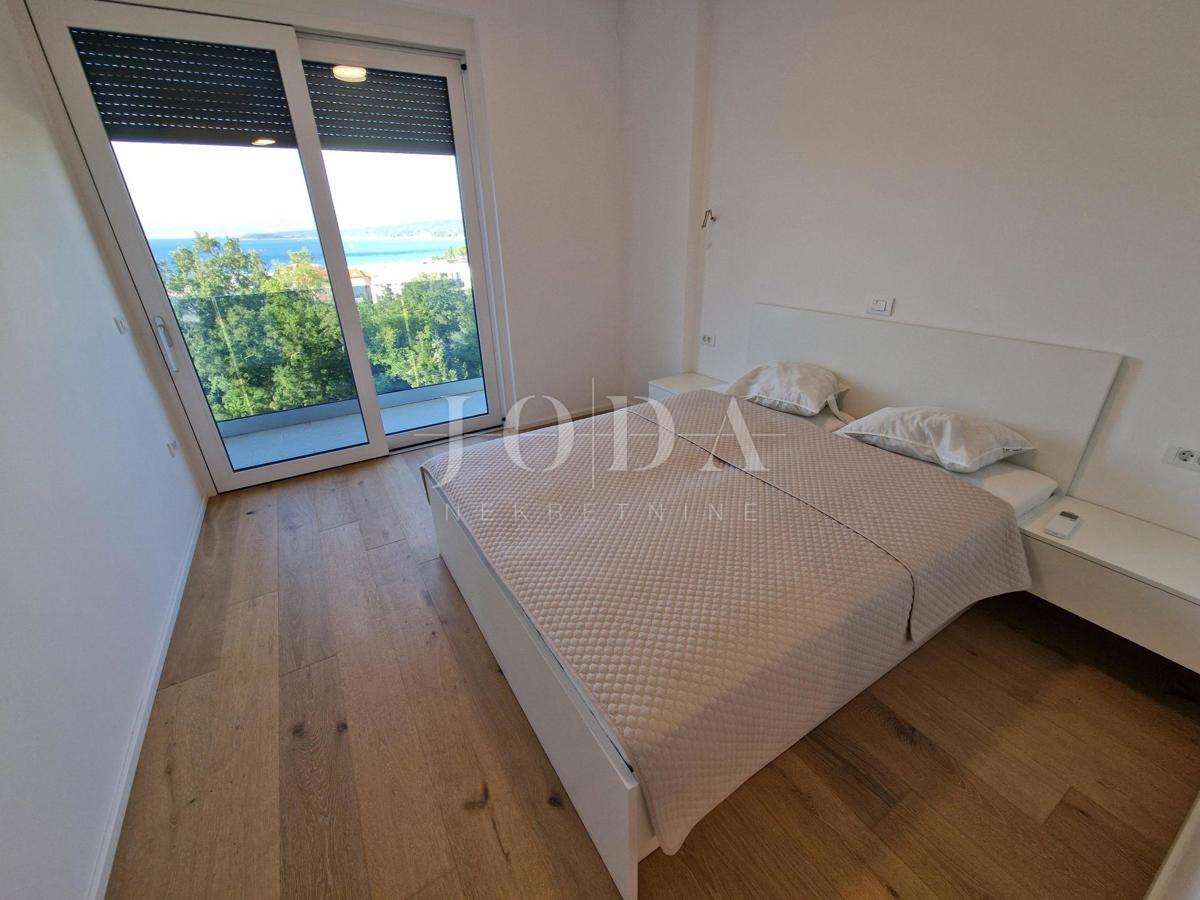 Ekskluziven penthouse z bazenom in fantastičnim pogledom na morje