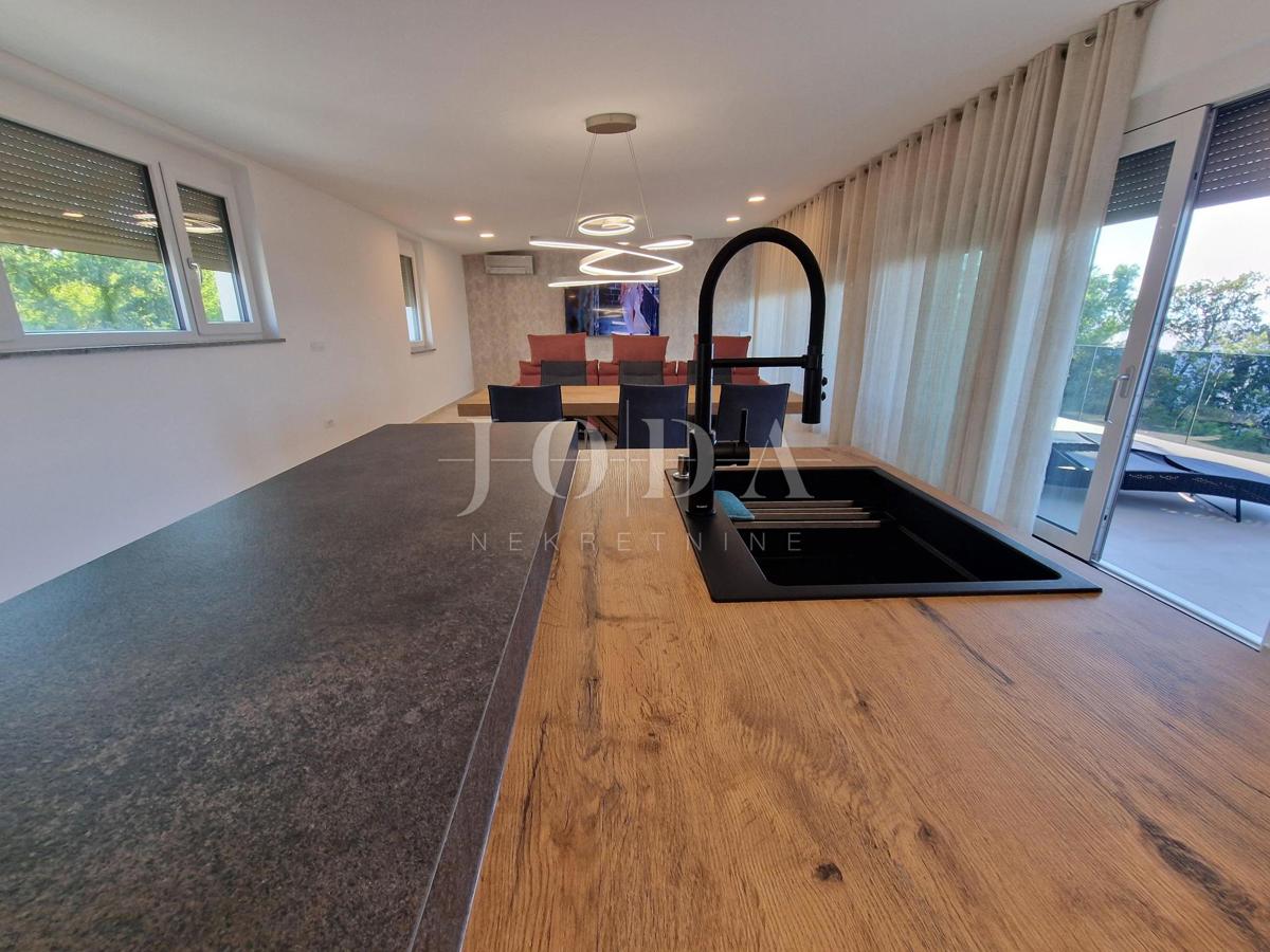 Ekskluziven penthouse z bazenom in fantastičnim pogledom na morje