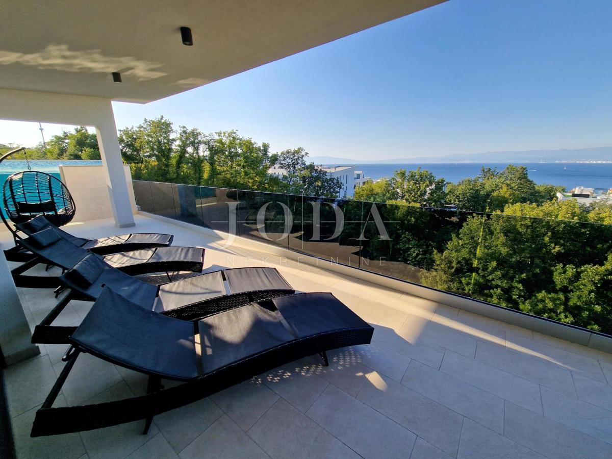 Ekskluziven penthouse z bazenom in fantastičnim pogledom na morje