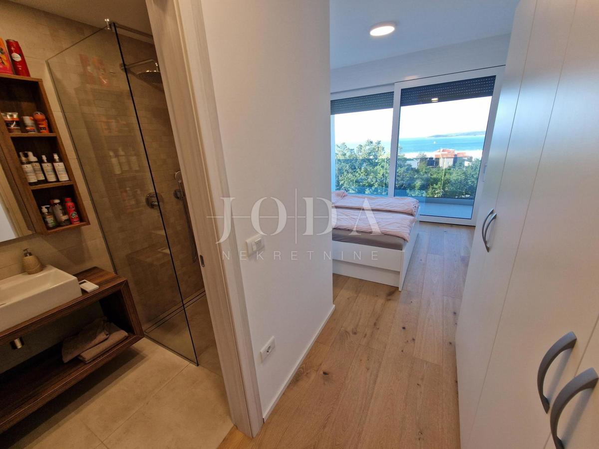 Ekskluziven penthouse z bazenom in fantastičnim pogledom na morje