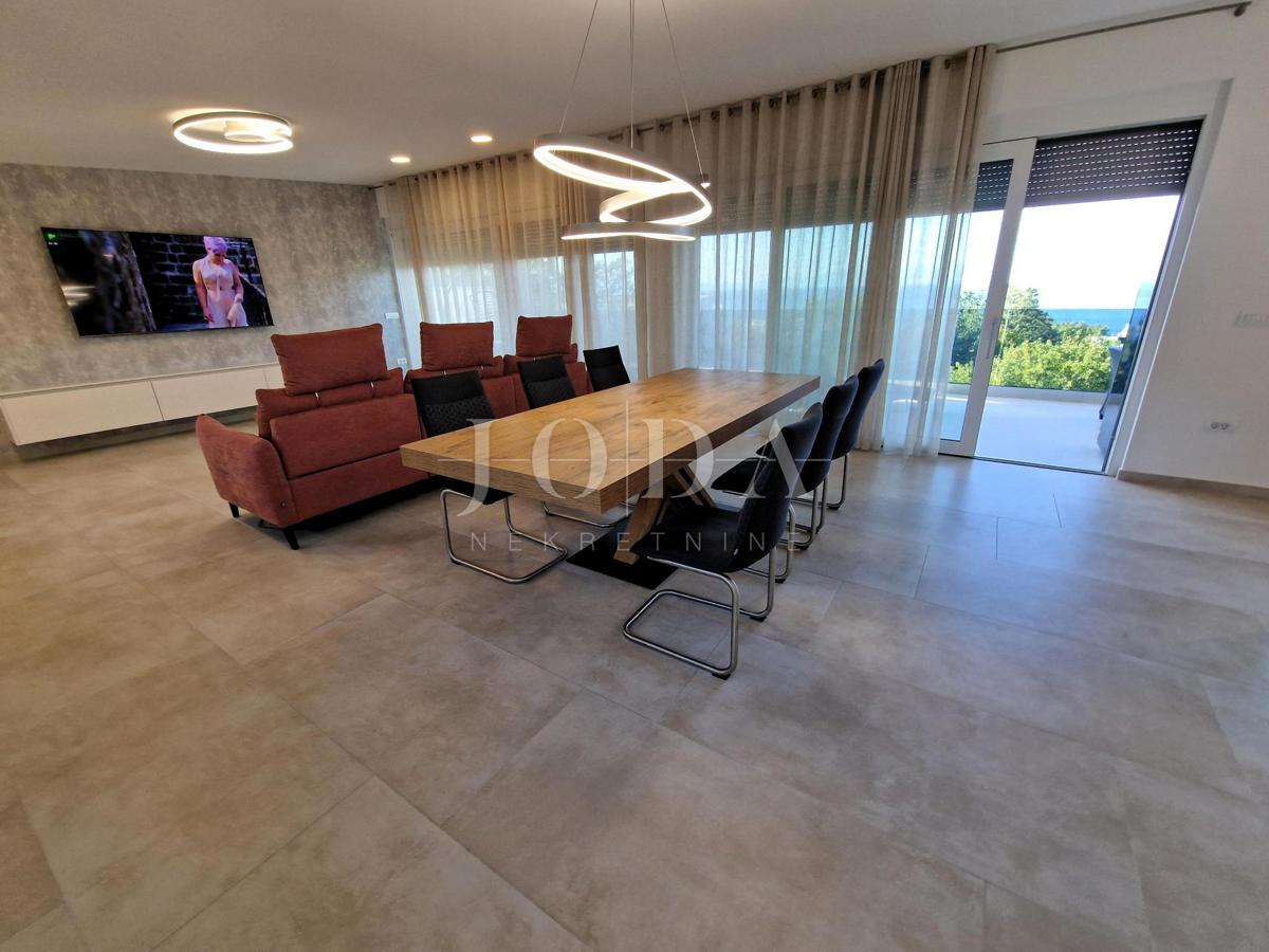 Ekskluziven penthouse z bazenom in fantastičnim pogledom na morje