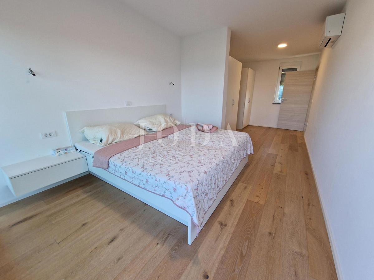 Ekskluziven penthouse z bazenom in fantastičnim pogledom na morje