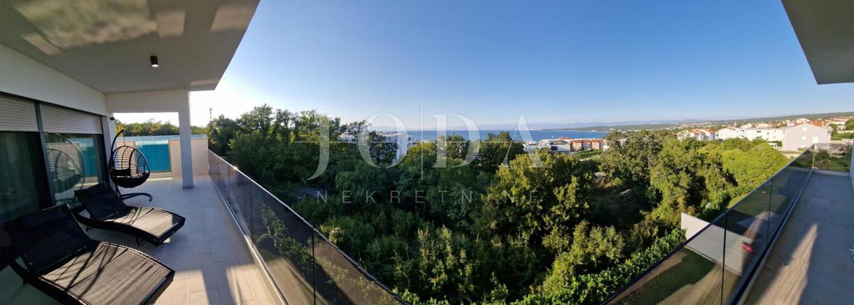 Ekskluziven penthouse z bazenom in fantastičnim pogledom na morje