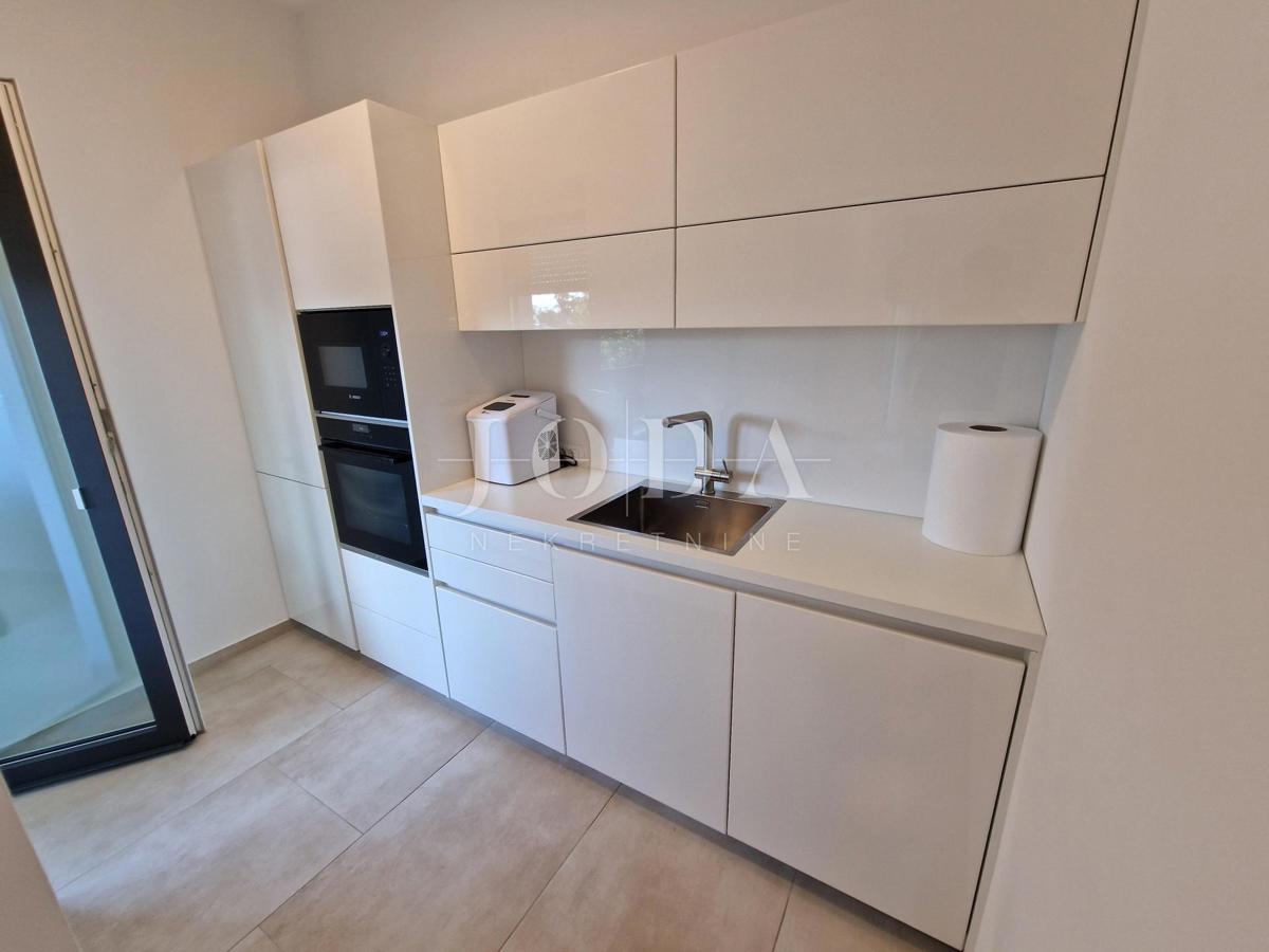 Ekskluziven penthouse z bazenom in fantastičnim pogledom na morje