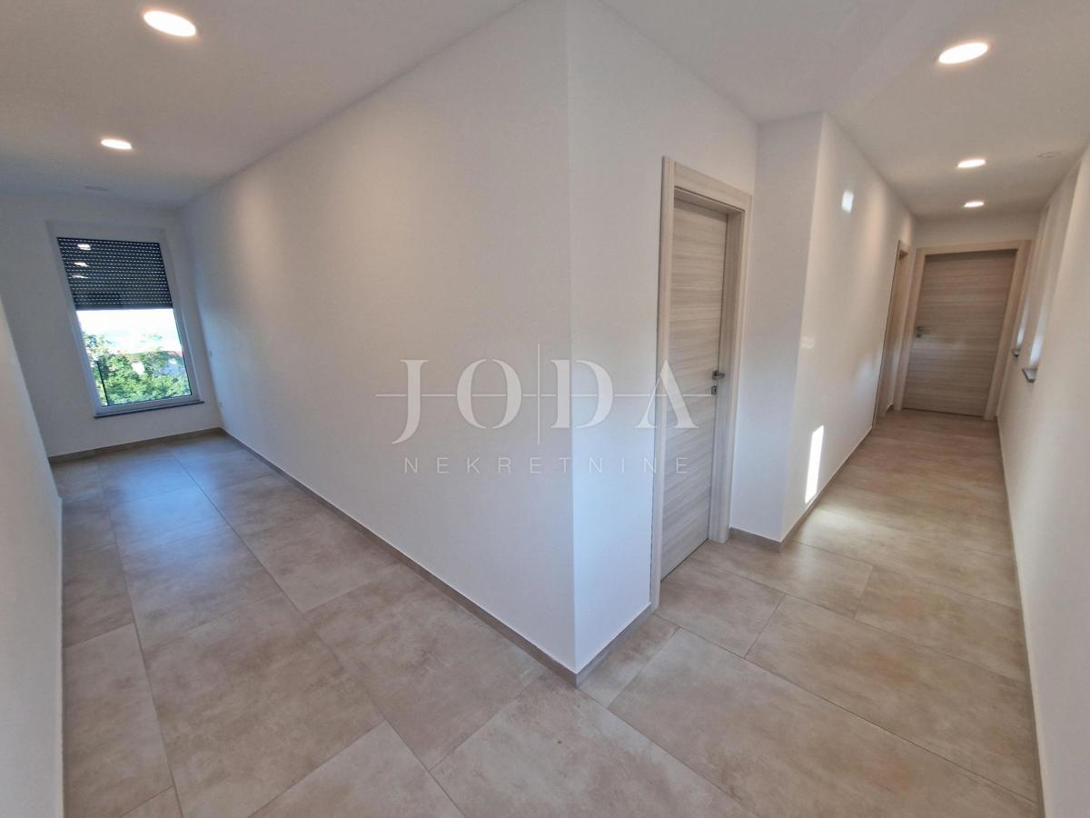 Ekskluziven penthouse z bazenom in fantastičnim pogledom na morje