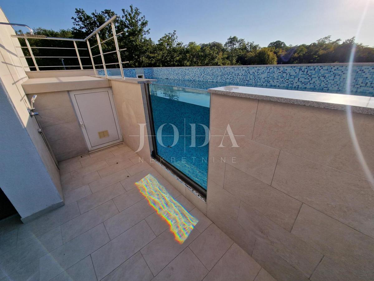 Ekskluziven penthouse z bazenom in fantastičnim pogledom na morje