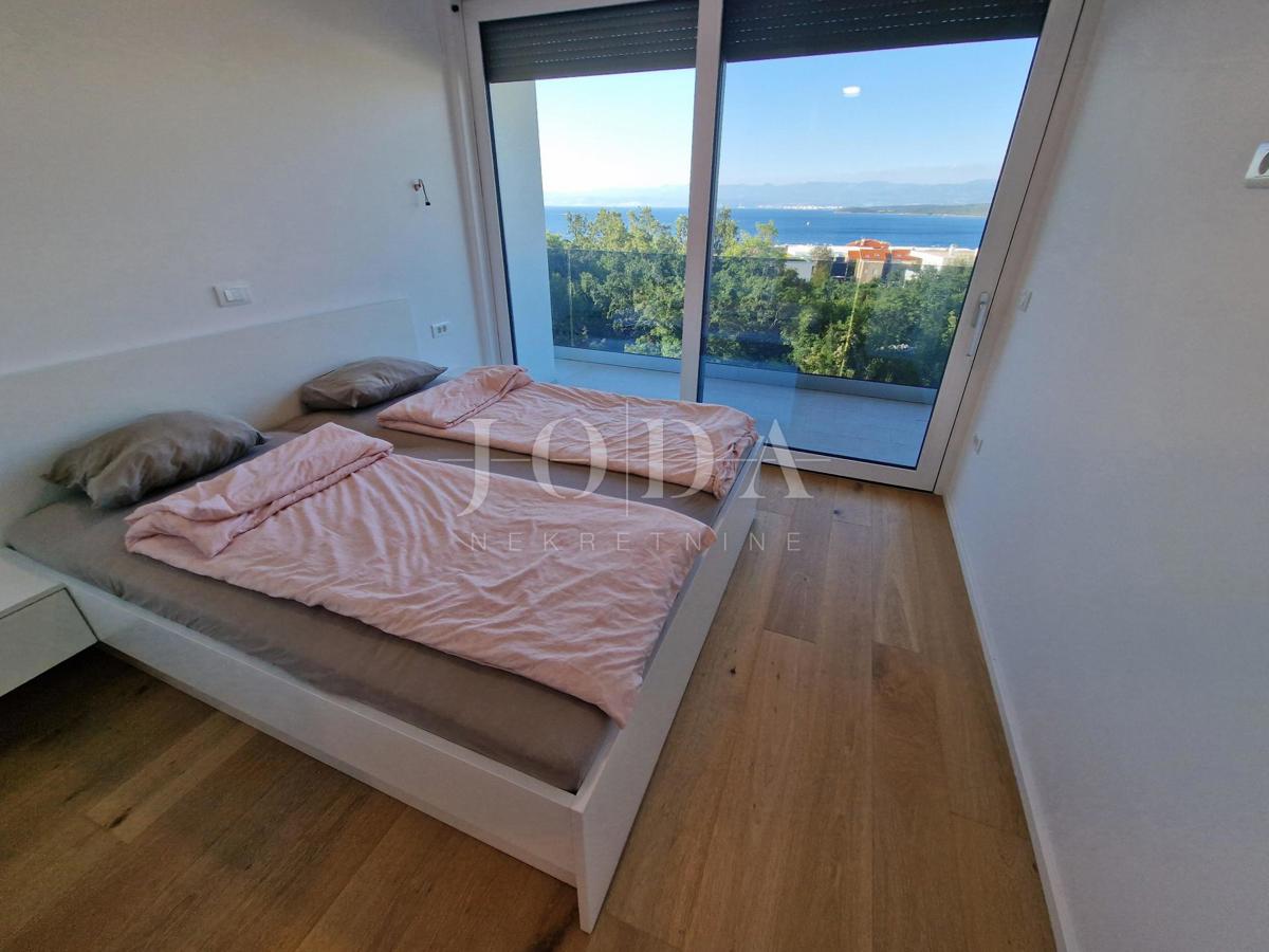 Ekskluziven penthouse z bazenom in fantastičnim pogledom na morje