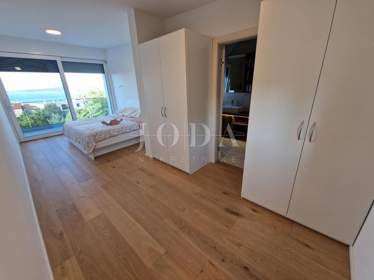 Ekskluziven penthouse z bazenom in fantastičnim pogledom na morje