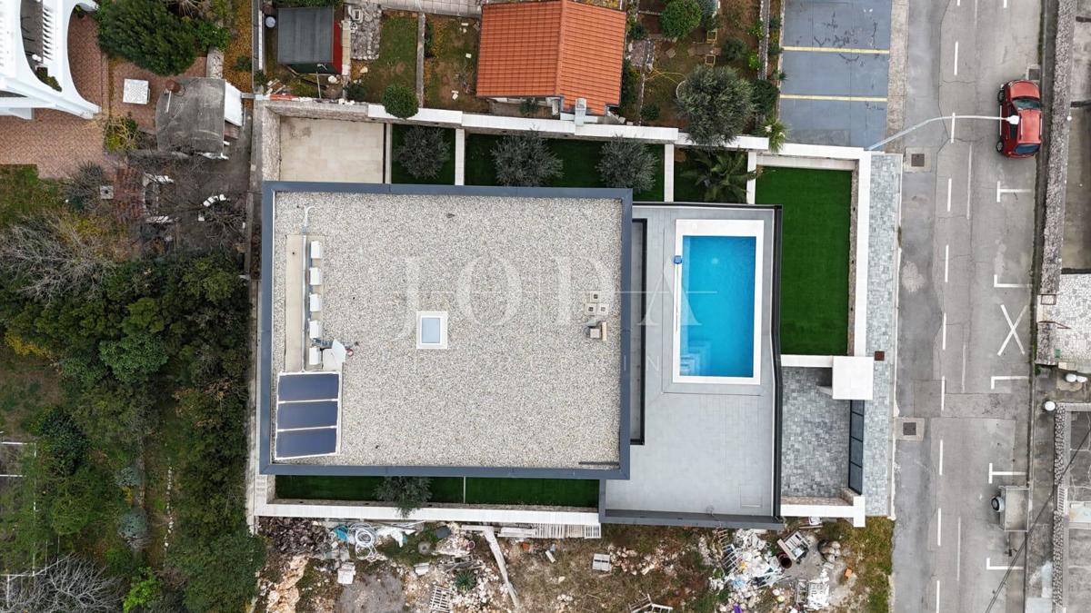 Novi Vinodolski sodobna novogradnja v bližini plaže in središča mesta