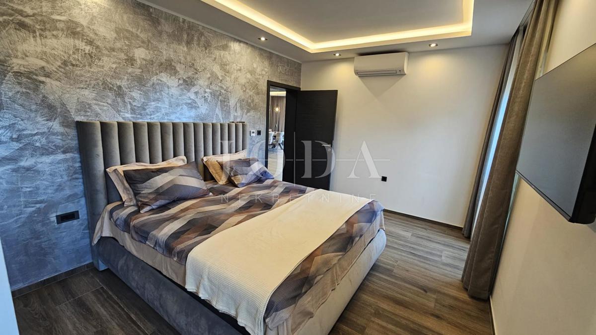 Novi Vinodolski sodobna novogradnja v bližini plaže in središča mesta