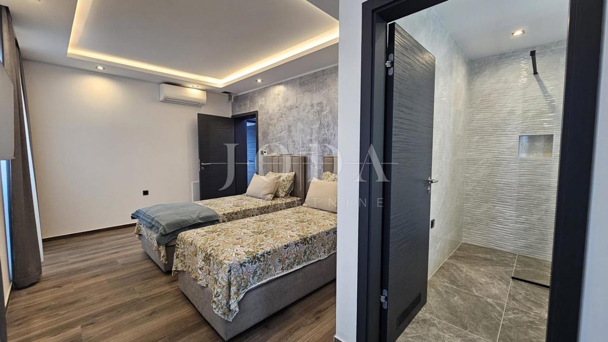 Novi Vinodolski sodobna novogradnja v bližini plaže in središča mesta