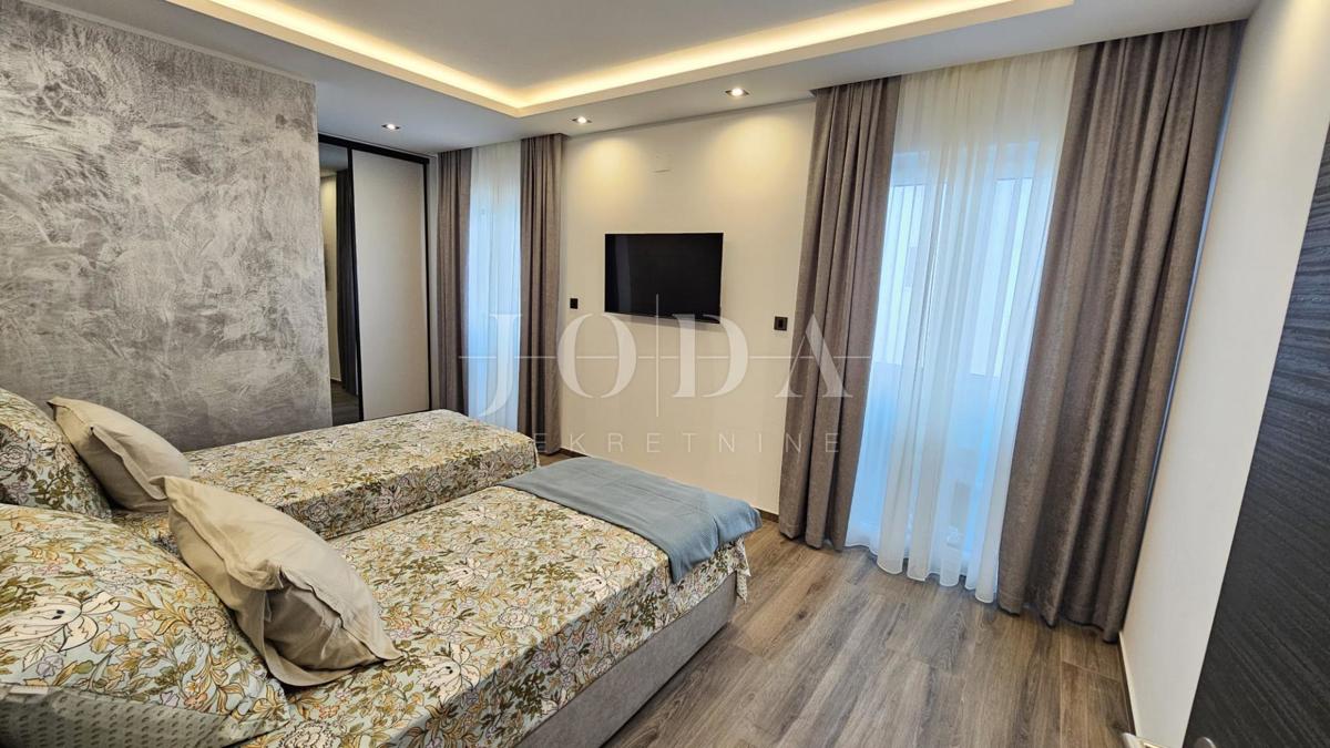 Novi Vinodolski sodobna novogradnja v bližini plaže in središča mesta