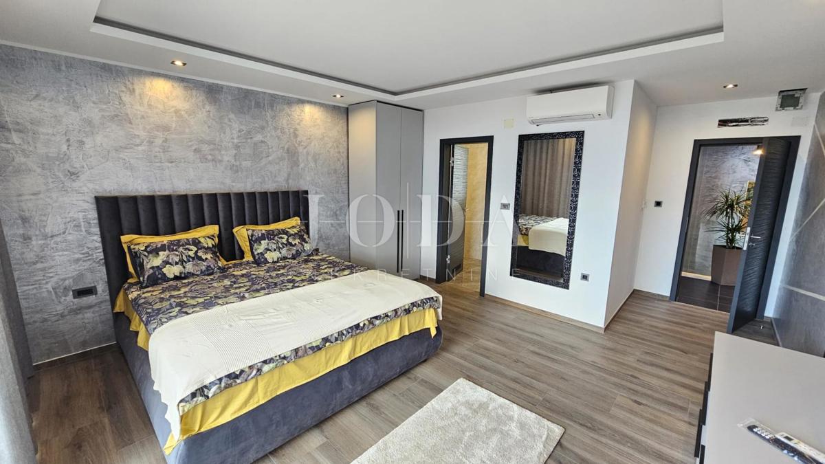 Novi Vinodolski sodobna novogradnja v bližini plaže in središča mesta