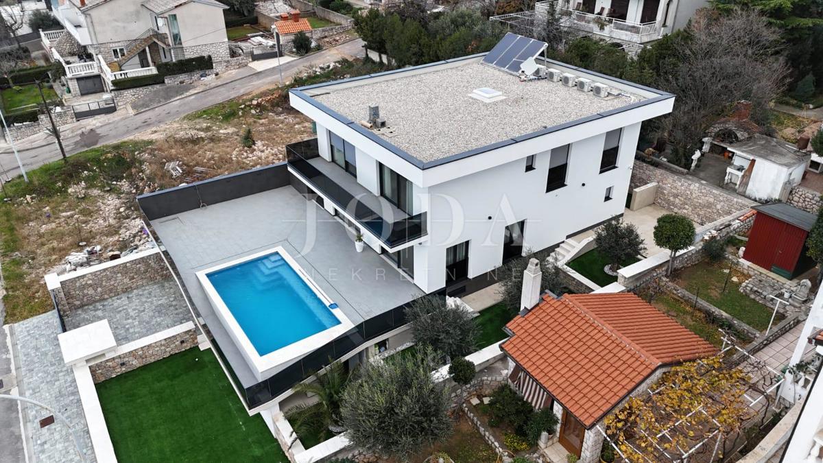 Novi Vinodolski sodobna novogradnja v bližini plaže in središča mesta