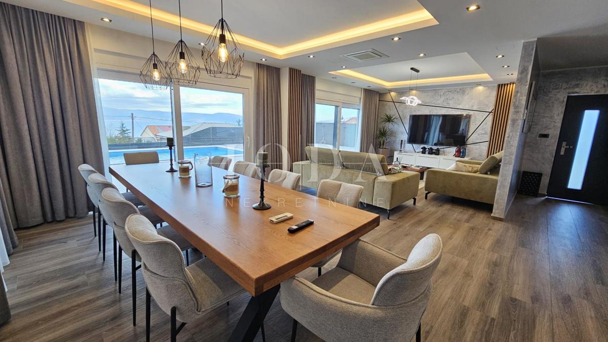 Novi Vinodolski sodobna novogradnja v bližini plaže in središča mesta