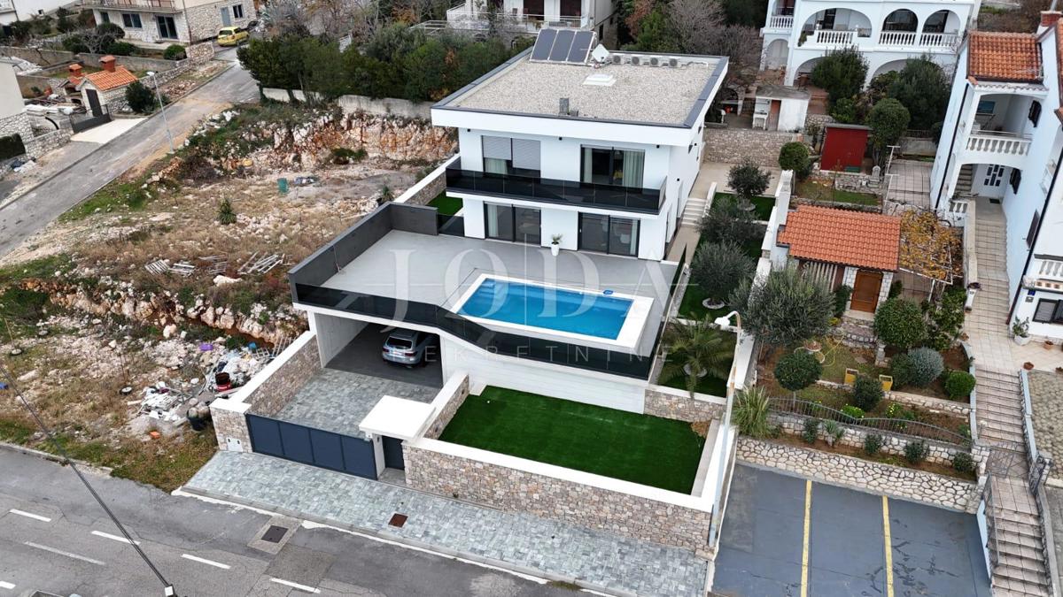 Novi Vinodolski sodobna novogradnja v bližini plaže in središča mesta